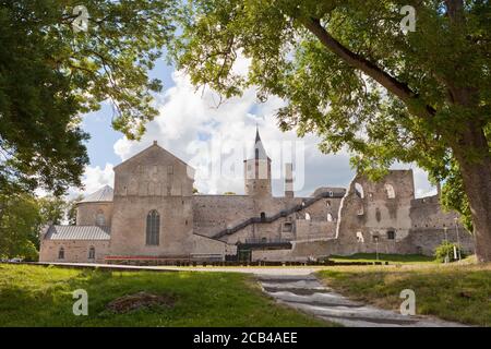 HAAPSALU, ESTLAND - 30. Juli 2020: Schloss-Museum namens Haapsalu - Turm der mittelalterlichen Bischofsburg der Stadt Haapsalu. Stockfoto