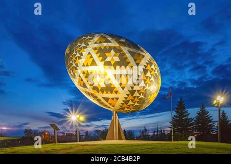 Das Vegreville Pysanka (Ukrainisches Osterei) Skulptur in Vegreville Alberta Kanada Stockfoto