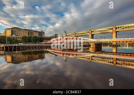 Newcastle & Gateshead Quayside bei Sonnenaufgang im Sommer, Newcastle upon Tyne, Tyne & Wear, England, Großbritannien Stockfoto