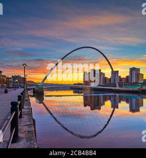 Newcastle & Gateshead Quayside bei Sonnenaufgang im Sommer, Newcastle upon Tyne, Tyne & Wear, England, Großbritannien Stockfoto