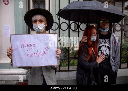 Moskau, Russland. 10. August 2020 EIN Mann hält ein Schild mit der Aufschrift "Es lebe Weißrussland!" Auf der Streikposten gegen die offiziellen weißrussischen Präsidentschaftswahlen Ergebnisse vor der belarussischen Botschaft in Moskau, Russland Stockfoto