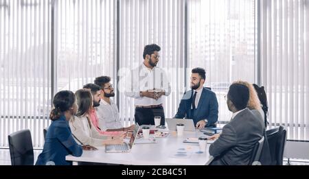 Indische Corporate Trainer ist Lehre Praktikanten, während der Überwachung Brainstorming disscussion im Konferenzraum Stockfoto