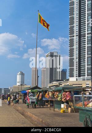 dh Galle Gesicht Grüne Promenade COLOMBO STADT SRI LANKA Lokale Marktstände, die Fastfood Sri Lanka Flagge verkaufen Stockfoto