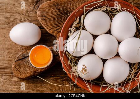 Rohe weiße Bio-Eier auf Holztisch. Draufsicht Stockfoto