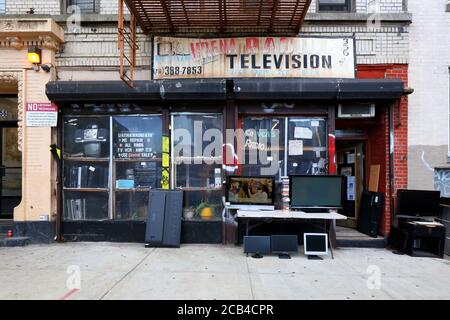 Urena Radio & Television, 356 S 1. St, Brooklyn, New York. NYC-Schaufensterfoto eines fernseh- und Radioreparaturladens im Viertel Williamsburg. Stockfoto