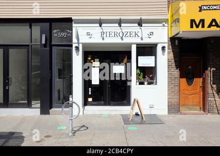 Pierozek, 592 Manhattan Ave, Brooklyn, New York. NYC-Schaufensterfoto eines polnischen Restaurants im Stadtteil Greenpoint. Stockfoto