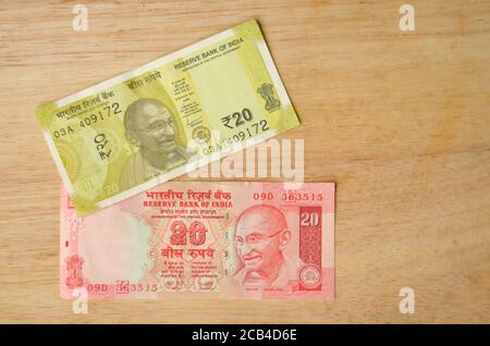 Alte rote und neue gelbe 20 Bezeichnung indische Rupien Währung Hinweis nach Dämonetarisierung Stockfoto