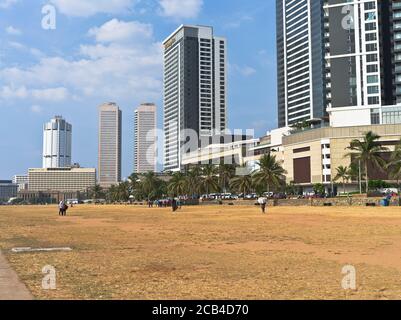 dh Galle Gesicht Green COLOMBO STADT SRI LANKA New Multi Geschoss Gebäude am Wasser Stockfoto