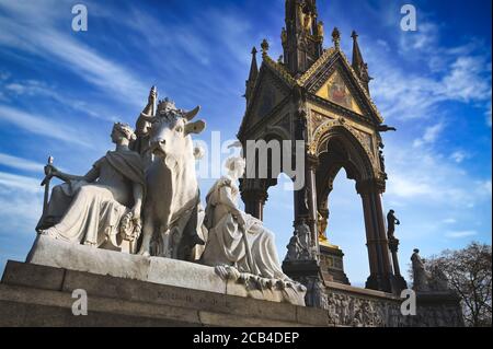 London, Großbritannien - 17. April 2019 - das Albert Memorial im Kensington Park am sonnigen Frühlingstag in London, Großbritannien. Stockfoto
