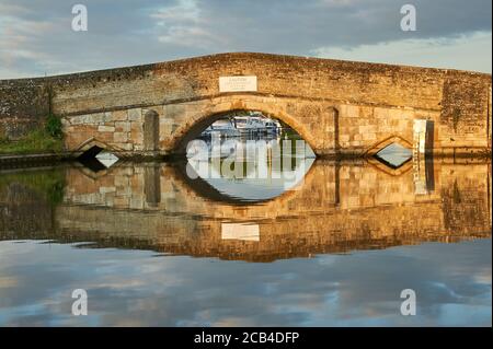 Steinbogenbrücke über den Fluss Thurne in Potter Heigham, Norfolk Stockfoto