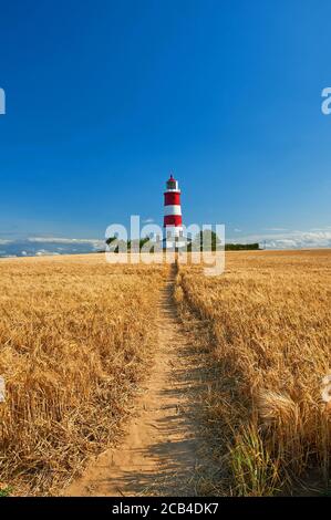 Happisburgh, Norfolk, rot und weiß gestreifter Leuchtturm vor einem blauen Himmel Stockfoto