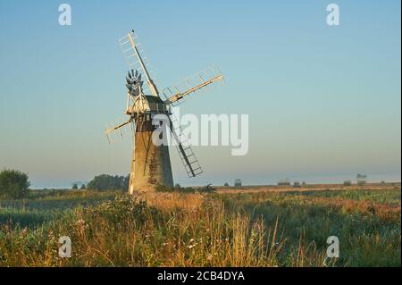 St Benet's Level Drainage Windmühle in den Norfolk Broads früh Sommermorgen mit leichtem Nebel Stockfoto