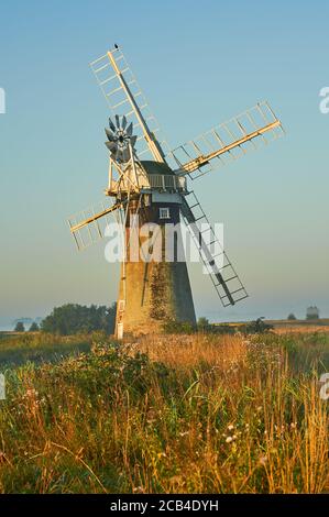 St Benet's Level Drainage Windmühle in den Norfolk Broads früh Sommermorgen mit leichtem Nebel Stockfoto