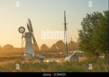 Thurne Dyke Drainage Windmühle in den Norfolk Broads bei Sonnenaufgang Stockfoto