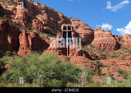 Die erstaunliche Kapelle des Heiligen Kreuzes überwacht schöne Eiche Creek Canyon in Arizona Stockfoto