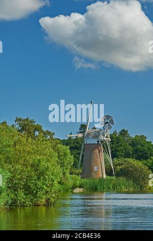 Turf Fen Entwässerung Windmühle am Ufer des Flusses Ant, Norfolk Broads, England Stockfoto