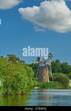 Turf Fen Windmühle am Ufer des Flusses Ant, Norfolk Broads, Norfolk, England Stockfoto