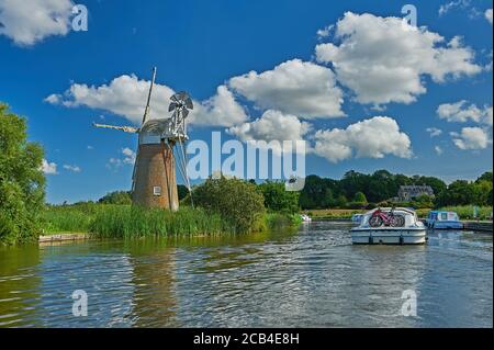Turf Fen Windmühle am Ufer des Flusses Ant, Norfolk Broads, Norfolk, England Stockfoto