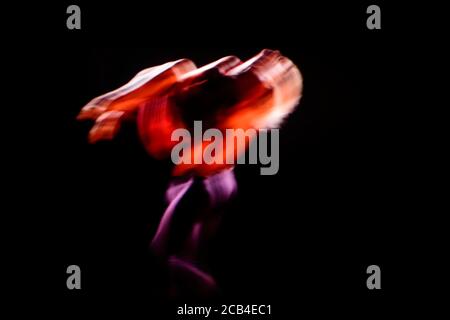 Verschwommene Bewegung von Tänzern in zeitgenössischer Tanzperformance mit Dunkelheit Hintergrund Stockfoto