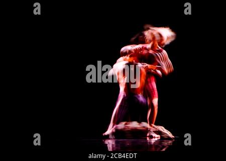 Verschwommene Bewegung von Tänzern in zeitgenössischer Tanzperformance mit Dunkelheit Hintergrund Stockfoto