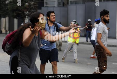 Beirut, Libanon. August 2020. Libanesische Demonstranten stoßen am Montag, den 10. August 2020, in der Nähe des parlaments im Zentrum von Beirut mit Sicherheitskräften zusammen. Nach einer gewaltigen Explosion, bei der am 4. August 2020 6000 Menschen ums Leben kamen und 163 verletzt wurden, kam es zu einem Protest, der den Hafenbereich der Hauptstadt verwüstete. Foto von Mustafa Jamaleddine/UPI Credit: UPI/Alamy Live News Stockfoto