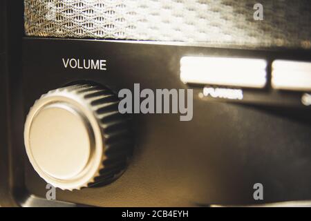 Lautstärkeregler an einem alten und Vintage-Analogradio. Nahaufnahme und Details. Speicherplatz Kopieren. Stockfoto