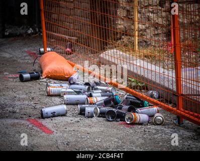 Gebrauchte Dosen Sprühfarbe. Stockfoto