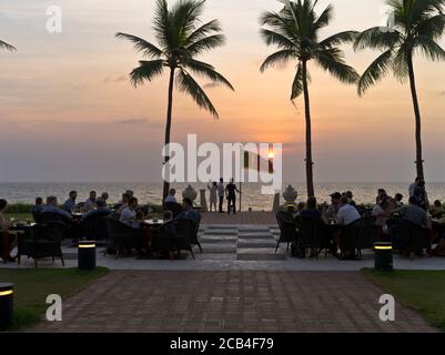 dh Galle Face Hotel COLOMBO STADT SRI LANKA Hotels Abend Cocktail-Tische beobachten Sonne geht unter Sonnenuntergang Himmel gesetzt Stockfoto