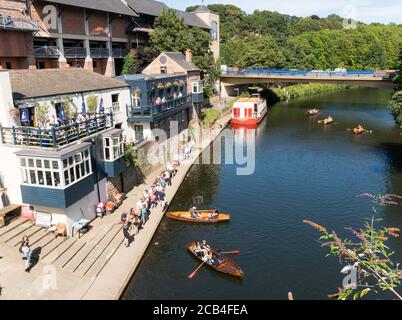 Leute, die sich anstellen, um Browns Ruderboote auf dem Fluss in Durham City, Co. Zu mieten Durham, England, Großbritannien Stockfoto
