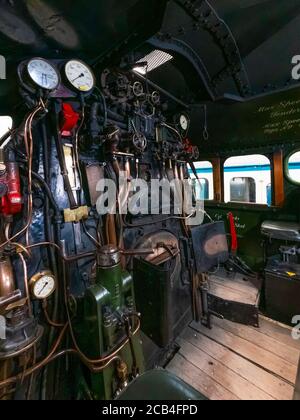 Fahrerkabine Ex-LNER V2 Klasse Dampflok Motor grüner Pfeil auf Anzeige an der NRM Shildon UK Stockfoto