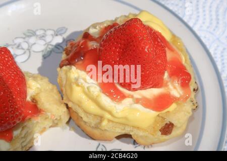 Fruit Scone mit einer Erdbeere auf der Oberseite Stockfoto