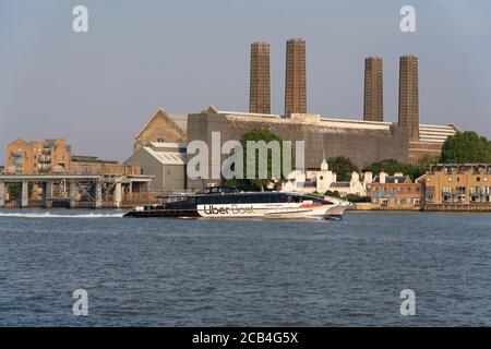 Uber Boot von Thames Clippers im Einsatz auf dem Fluss themse Stockfoto