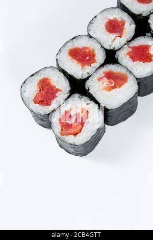 Japanisches Essen. Brötchen mit rotem Fisch, frischer Reis mit Aal, eingewickelt in Nori. Stockfoto