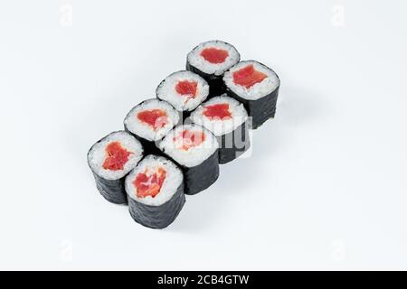 Japanisches Essen. Brötchen mit rotem Fisch, frischer Reis mit Aal, eingewickelt in Nori. Stockfoto