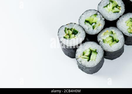 Japanisches Essen. Brötchen mit reifer Gurke, frischer Reis mit Gemüse in Nori. Vegetarische Brötchen Stockfoto