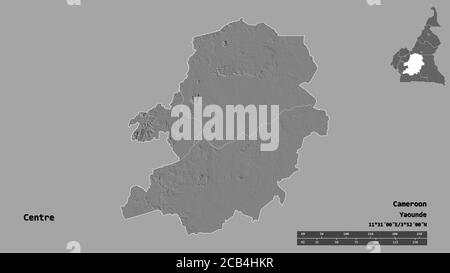 Form des Zentrums, Region Kamerun, mit seiner Hauptstadt auf festem Hintergrund isoliert. Entfernungsskala, Regionenvorschau und Beschriftungen. Höhenkarte mit zwei Ebenen. Stockfoto