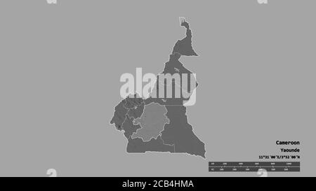 Entsättigte Form von Kamerun mit seiner Hauptstadt, Hauptregionalteilung und dem abgetrennten Center-Bereich. Beschriftungen. Höhenkarte mit zwei Ebenen. 3D-Rendering Stockfoto