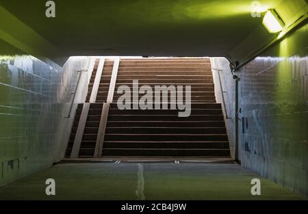 Treppe in der Unterführung, Ausgang zur City Street Stockfoto