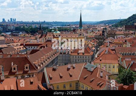 St. Thomas Kirche und die roten Dächer von Prag von der Burg aus gesehen Stockfoto