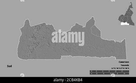 Form von Sud, Region Kamerun, mit seiner Hauptstadt auf festem Hintergrund isoliert. Entfernungsskala, Regionenvorschau und Beschriftungen. Höhenkarte mit zwei Ebenen. 3D Stockfoto