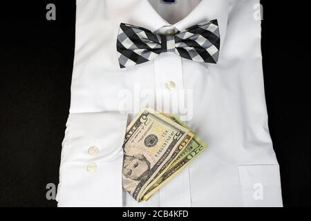 Herren weißes Hemd mit schwarz-weiß karierter Schleife Krawatte und American Money im Ärmelbündchen Stockfoto