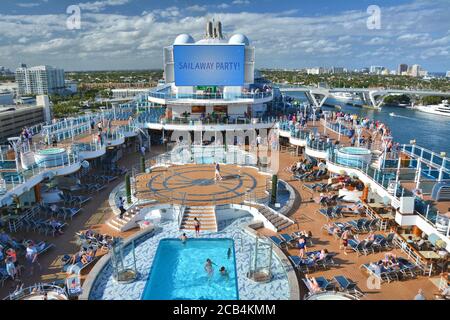 FORT LAUDERDALE, USA - 20. MÄRZ 2017 : Royal Princess Schiff fährt weg von Port Everglades in Fort Lauderdale. Segeln Sie weg Party auf offenem Deck in Pool A Stockfoto