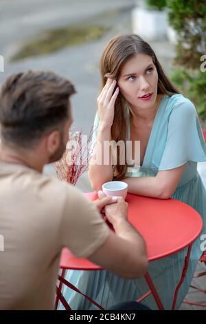 Trauriges Paar, das im Open-Air-Café sitzt und Streit hat Stockfoto