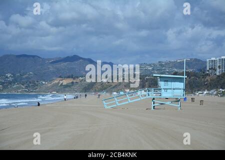 Blauer Rettungsschwimmer Turm am Santa Monica Strand, Kalifornien. Stockfoto