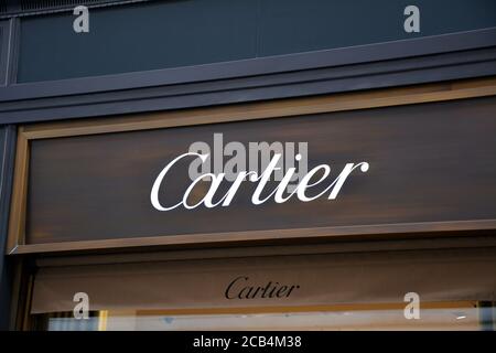 WIEN, ÖSTERREICH - 03. MAI 2016 : Cartier-Logo am Eingang des Geschäfts in Wien. Cartier ist ein französisches Unternehmen, das Schmuck und Uhren verkauft. Stockfoto