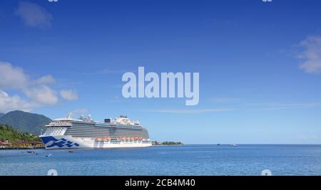 DOMINICA, KARIBIK - 24. MÄRZ 2017 : Schiff der Königlichen Prinzessin dockte im Hafen von Roseau an. Royal Princess wird von Princess Cruises Line betrieben. Stockfoto