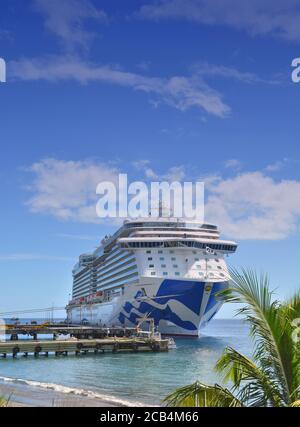 DOMINICA, KARIBIK - 24. MÄRZ 2017 : Schiff der Königlichen Prinzessin dockte im Hafen von Roseau an. Royal Princess wird von Princess Cruises Line betrieben. Stockfoto