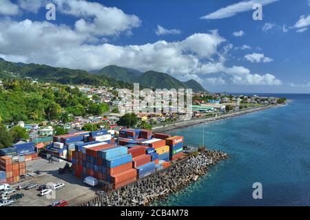 ROSEAU, DOMINICA, KARIBIK - 24. MÄRZ 2017 : Hafen von Roseau auf der Insel Dominica, Karibik. Stockfoto