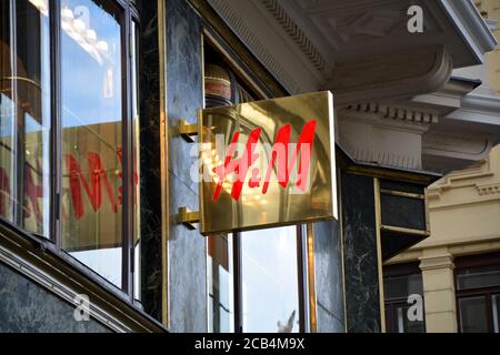 WIEN, ÖSTERREICH - 03. MAI 2016 : H&M Logo Store in Wien. H&M ist ein schwedisches Bekleidungsunternehmen, zweitgrößter globaler Bekleidungshändler. Stockfoto