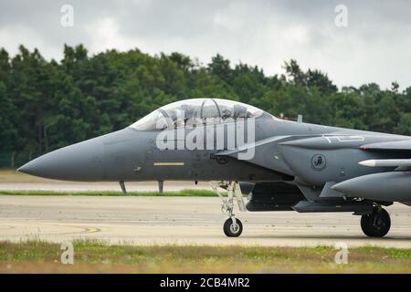 LN AF 91 320 US Air Force McDonnell Douglas F-15E Schlag Adler des 494th Fighter Squadron (Panthers) 48th Fighter Wing rollt auf die Landebahn bei RAF Lakenheath. Donnerstag, 16. Juli 2020. (Quelle: Jon Hobley, Mi News) Stockfoto